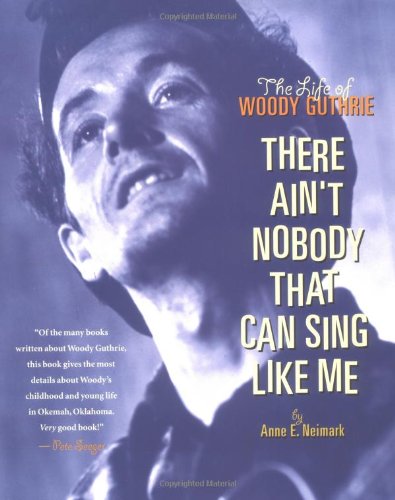 cover image THERE AIN'T NOBODY THAT CAN SING LIKE ME: The Life of Woody Guthrie