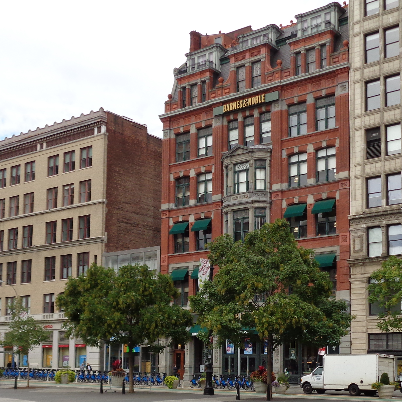 Barnes & Noble Flagship Store in NYC Unionizes